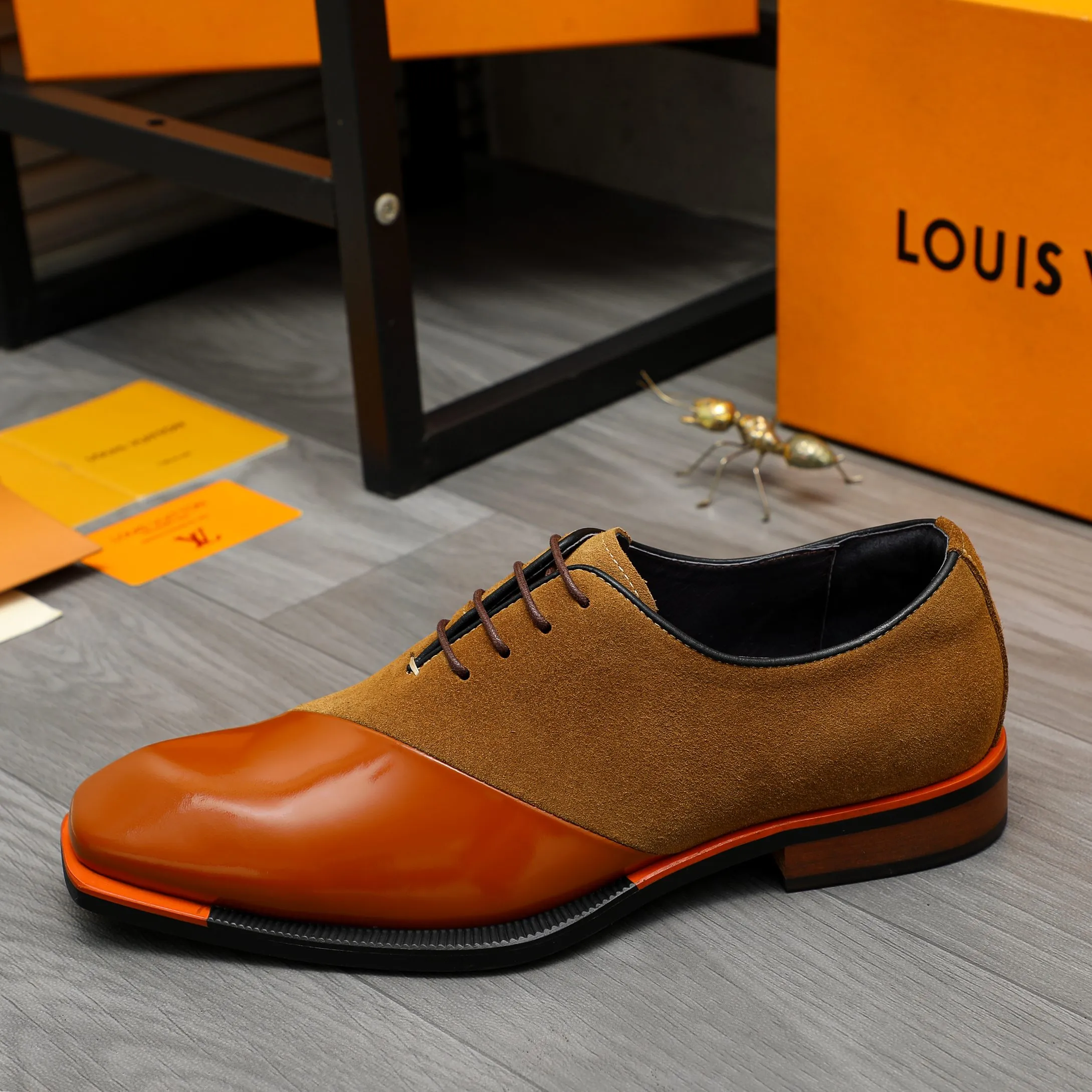 Men's shoes 💰580 Product trademark: LV "Louis Vuitton" business formal lace-up leather shoes Regular size: 37-46 Product materials: Selected high-quality cowhide stitching nubuck leather upper, pigskin lining, rubber outsole